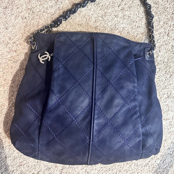 CHANEL Navy Blue Shoulder Bag with Iconic Chain Strap - Picture 13 of 16